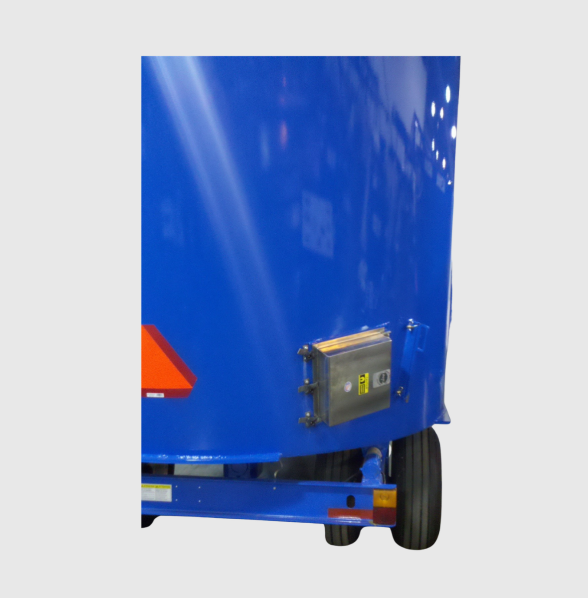 Manual-Clean Plate Magnet Installed on a Cattle Feed Trailer