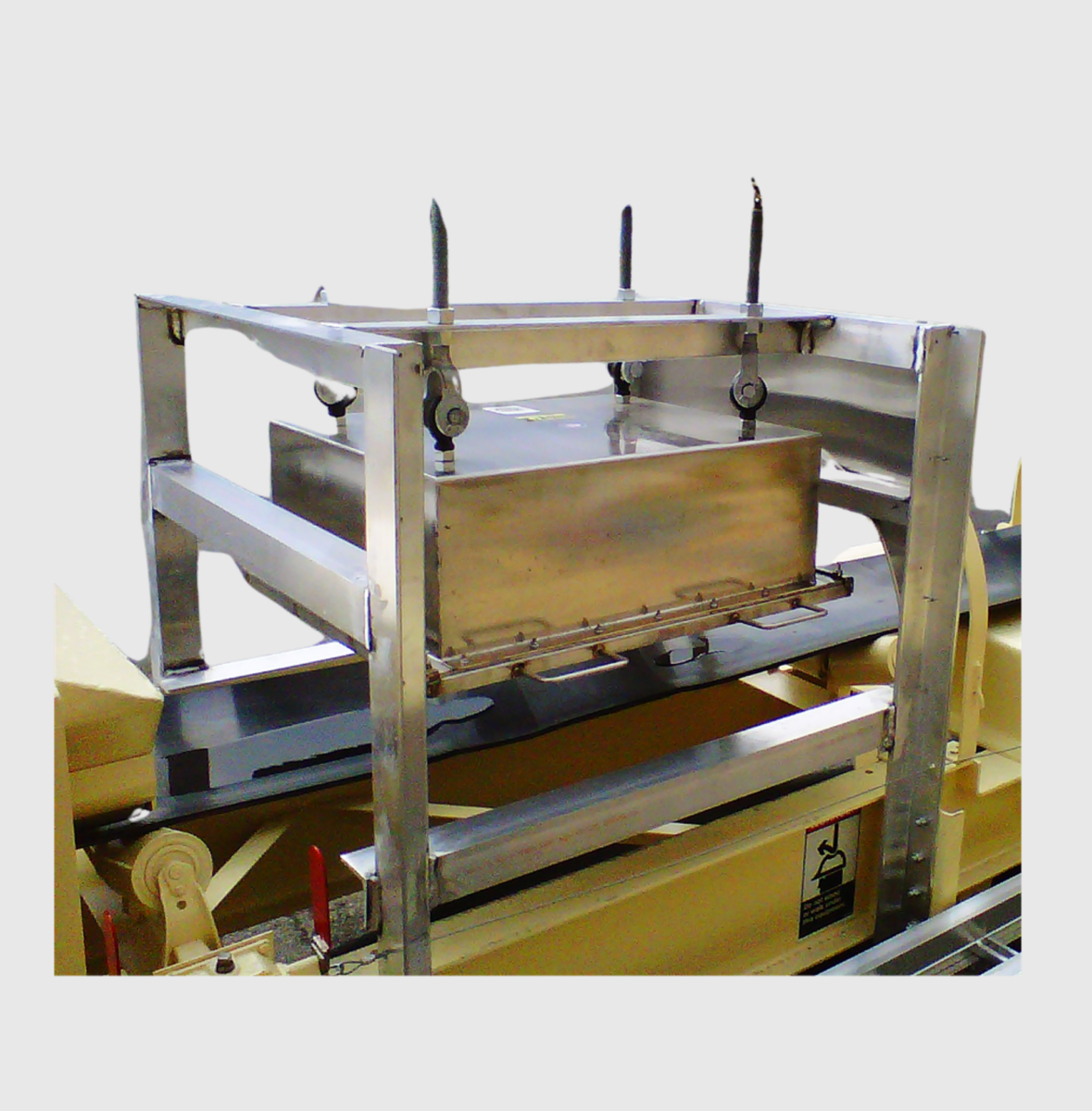 Quick-Clean Suspended Receiving Magnet Designed for Asphalt, Aggregate, and Concrete Company