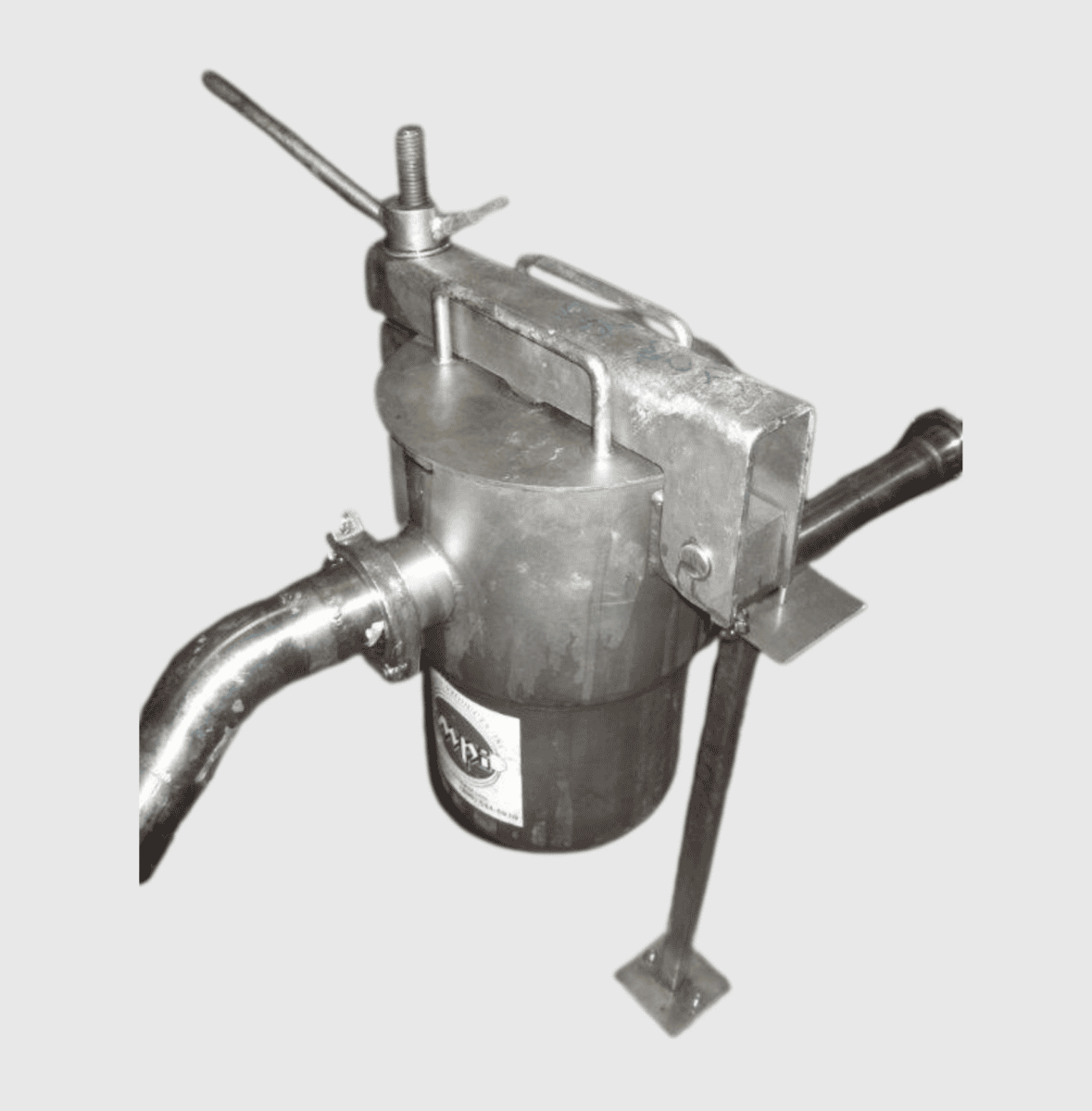 Triple Rod Trap and Screener Magnet for Removing ferrous Contaminants and Solid Particulates in Chemical Manufacturing