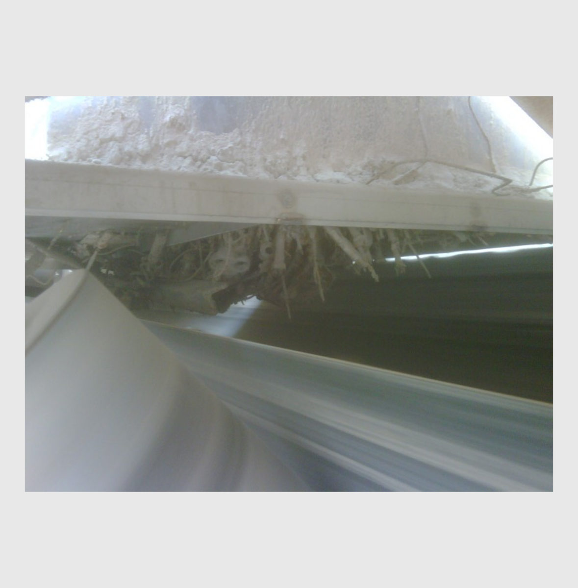 Permeant Suspended Plate Magnet with Tramp Metal Collection