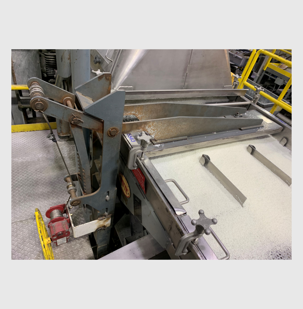 Permeant Suspended Plate Magnet Installed in Dry Rice Application
