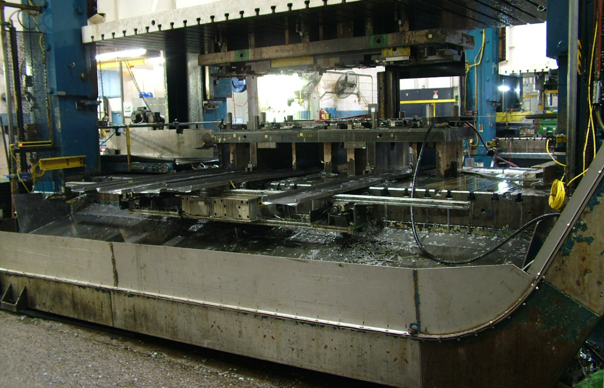 MPI Electric Shaker and Beltless Magnetic Conveyor System at Radar Industries