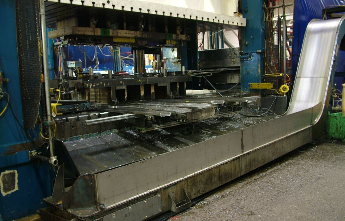 Electric Shaker and Magnetic Conveyor at Radar Industries