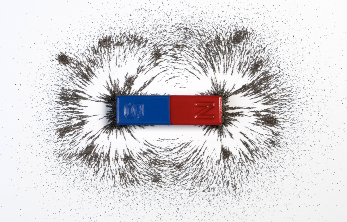 Magnetic field with captured metal